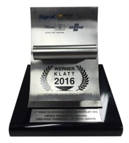 Troféu do Prêmio de Excelência Gráfica Werner Klatt 2016 recebido pela Arte Criação